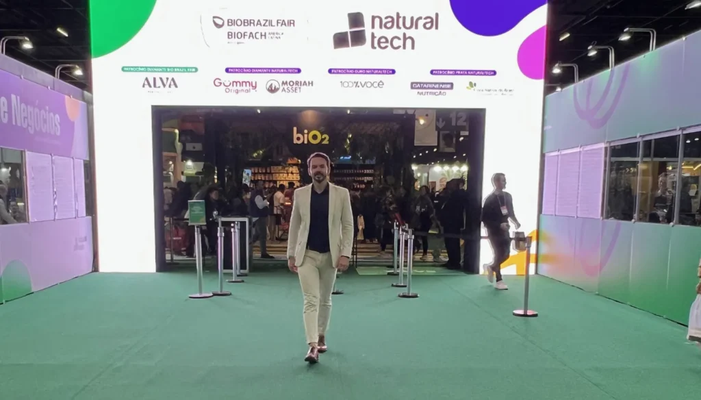 Cléber Brandão na entrada da NaturalTech, durante o evento voltado ao mercado de produtos naturais